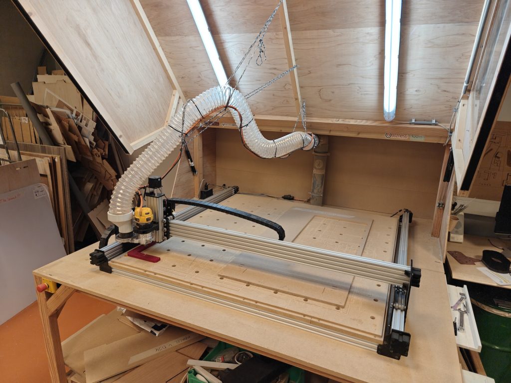 De grote CNC-frees (Ooznest WorkBee) met stofafzuiging